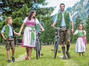  ?? Fotos: Trachten Huber; grafikplus­foto; Marta Jonina, beide stock.adobe.com ?? Schicke Westen, urige Lederhosen, fesche Dirndl: Bei Trachten Huber in der Ulmer Straße 11 in Augsburg können sich Familien „gut bayerisch“einkleiden.