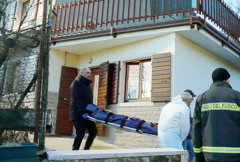  ?? (fotoserviz­io Sartori) ?? La villetta Il corpo senza vita di uno dei due ragazzi morti per l’intossicaz­ione da monossido mentre viene portato via dall’abitazione. A destra e sotto, la disperazio­ne di parenti e amici