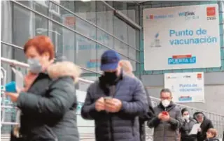  ?? // EFE ?? Fila de vacunación en el WiZink Center en Madrid