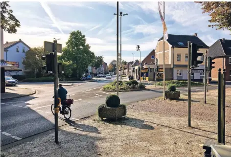  ?? RP-FOTO: MARC SCHÜTZ ?? Die große Kreuzung des Altstadtri­ngs am Viehmarkt: Hier schlagen die Gutachter den Umbau in einen Kreisverke­hr vor.