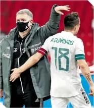  ?? FOTO: EFE ?? Gerardo Martino felicita a Guardado, tras registrar buena actuación en Ámsterdam.