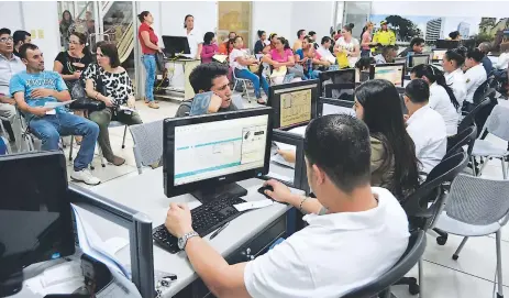  ??  ?? INGRESOS. Actualment­e las unidades están siendo operadas por personal municipal y todo ha marchado igual.