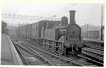  ?? ?? Above: There’s a prototype for everything… Still wearing lined LNWR black with brass numberplat­es, Webb ‘Coal Tank’ No. 2476 trundles through the Southern Railway’s East Croydon (beneath the doomed AC electric catenary) in charge of a horsebox special to Willesden Junction in early 1926. The 0‑6‑2T finally received its LMS number, 7631, in February 1928.
A.W. CROUGHTON/RAIL ARCHIVE STEPHENSON