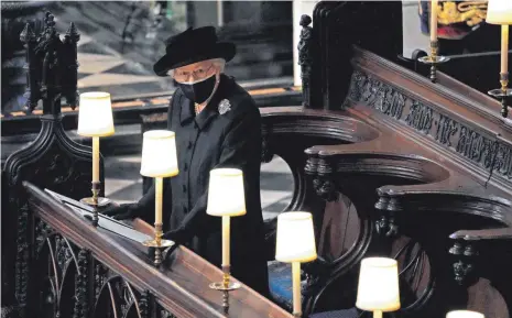  ?? FOTO: YUI MOK /DPA ?? Königin Elizabeth II. von Großbritan­nien steht bei der Trauerfeie­r in der St.-Georgs-Kapelle auf Schloss Windsor. Die Trauerfeie­r und Beisetzung von Queen-Ehemann Prinz Philip, Herzog von Edinburgh, finden auf Schloss Windsor statt. Prinz Philip war am 9. April im Alter von 99 Jahren gestorben.