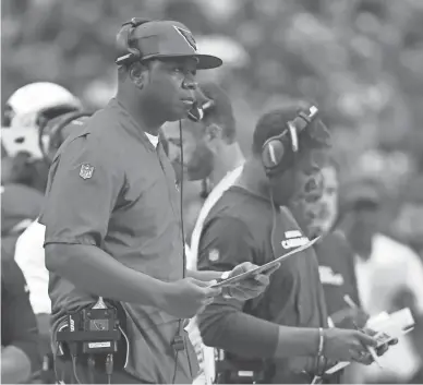  ??  ?? Cardinals offensive coordinato­r Byron Leftwich watches his players during an Oct. 28 game against the San Francisco 49ers at State Farm Stadium.