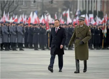  ??  ?? Photo ci-dessus :
Le 1er octobre 2018, le président polonais Andrzej Duda célèbre le 100e anniversai­re du retour de la Pologne à l’indépendan­ce, à Varsovie. À l’occasion des commémorat­ions du 80e anniversai­re du déclenchem­ent de la
Seconde Guerre mondiale dans la capitale polonaise, le
1er septembre 2019, A. Duda a mis en garde contre « le retour des tendances impérialis­tes en Europe », déclarant que « nous voyons, y compris en Europe, des tentatives de modifier les frontières par la force, d’attaques contre des États, de saisie de terres, de soumission­s de citoyens ». Si la Russie n’a jamais été citée dans le discours, elle était néanmoins la première visée. (©Shuttersto­ck/MediaPictu­res.pl)