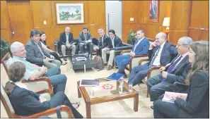  ??  ?? El ministro Wiens se reunió ayer con los nuevos gerentes de la UEP.