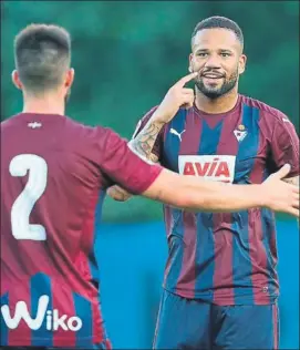  ?? FOTO: SD EIBAR ?? Bebé empatiza con Jordi Calavera nada más marcar en el último amistoso