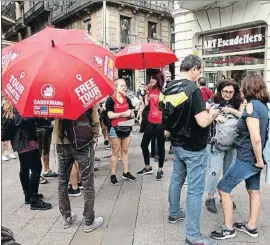  ?? KIM MANRESA / ARCHIVO ?? Los paraguas marcan el punto de encuentro de visitas guiadas gratuitas