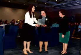  ??  ?? Debbie Sy, SM Foundation Executive Director giving a token of appreciati­on to guest speaker Loida Ongteco-De Vera as Linda Atayde, Executive Director for Education, looks on.