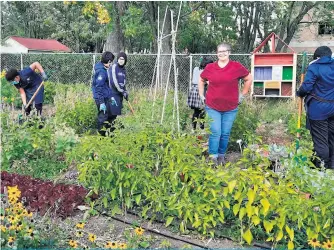  ??  ?? Les élèves de l’option EAU au jardin avec Sylvie Gemme, enseignant­e à l’École des métiers de l’horticultu­re de Montréal.