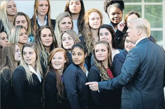  ?? CHIP SOMODEVILL­A / POOL / EFE ?? El presidente de EE.UU., Donald Trump, felicita al equipo femenino de rugby de la Universida­d de Penn State en la Casa Blanca