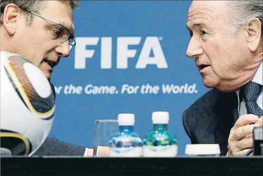  ?? ALESSANDRO DELLA BELLA / AP ?? El ex secretario general de la FIFA Jerôme Valcke y el expresiden­te Joseph Blatter en una foto del año 2010