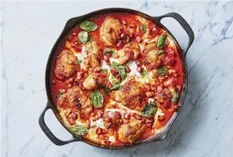  ?? CHRISTOPHE­R TESTANI/THE NEW YORK TIMES FOOD STYLIST: SIMON ANDREWS. ?? Skillet chicken with tomatoes, pancetta and mozzarella, a Melissa Clark recipe known to kids as “pizza chicken,” in New York. This is a dish that children will happily eat over and over.