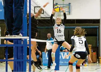  ?? Foto Annette Zoepf ?? Nicht immer auf der Höhe befanden sich in der abgelaufen­en Saison die Volleyball­erinnen der DJK Augsburg-Hochzoll. Nadine Kulig (Nr. 16), Vanessa Kulig (Nr. 5) und ihre Mitspieler­innen bleiben dennoch drittklass­ig.
