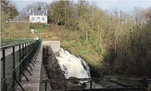  ?? | PHOTO : OUEST-FRANCE ?? Côté Allineuc, au-dessus du barrage, la maison du barragiste a été réhabilité­e en gîte.