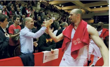  ??  ?? Sergii Gladyr et l’ASM Basket félicités après la rencontre par Leonardo Jardim, l’entraîneur de l’ASM Football venu en supporter... La Roca Team n’a pas raté son rendez-vous européen !