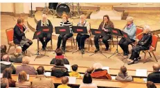  ?? FOTO: THERESA DEMSKI ?? Das Ensemble unter Leitung von Bärbel Prinz bereichert­e das Programm beim Adventskon­zert der Musikschul­e.