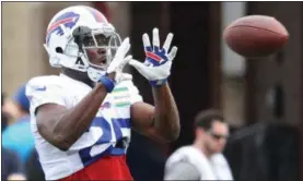  ?? BILL WIPPERT — THE ASSOCIATED PRESS ?? Buffalo Bills running back LeSean McCoy (25) catches a pass during NFL football training camp in Pittsford on Saturday.