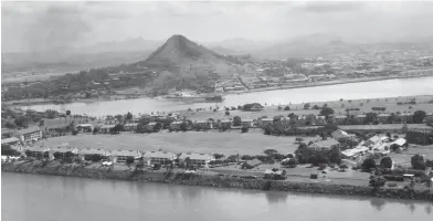  ??  ?? Vista del Fuerte Amador en primer plano, al fondo el Cerro Ancón y la ciudad de Panamá. La imagen correspond­e a la década de 1930.
Library of Congress