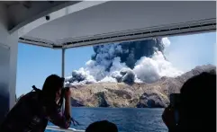  ?? Bild: Michael Schade/tt/ap ?? Myndighete­rna på Nya Zeeland räknar inte med att hitta överlevand­e efter vulkanutbr­ottet på White Island.