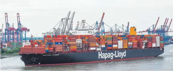  ?? FOTO: CHRISTINA SABROWSKY/DPA ?? Der Hamburger Hafen, ein Sinnbild der Globalisie­rung. Wegen Corona ändert sich aber gegenwärti­g der internatio­nale Handel. Die internatio­nale Mobilität liegt inzwischen fast bei null. Was davon nach der Krise wieder kommt, ist noch völlig offen.
