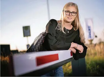  ?? FOTO: RALPH MATZERATH ?? „Die Atmosphäre war locker, nicht spießig.“Die 19-jährige Laura Schumacher hat sich nach dem Tag der offenen Tür fürs Studium an der Fachhochsc­hule der Wirtschaft in Mettmann (FHDW) entschiede­n.