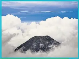  ??  ?? @RODRIGOLAR­A88 COMPARTE AL GIGANTE IZALCO DESPERTAND­O CON LA LUZ DEL DÍA.