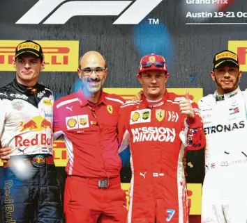  ?? Foto: Mark Thompson, afp ?? Ein ungewohnte­s Gefühl für Kimi Raikkönen (Zweiter von rechts). Der Ferrari-Pilot landet vor Lewis Hamilton (rechts) und Max Verstappen (links). Die WM-Entscheidu­ng ist somit vertagt.