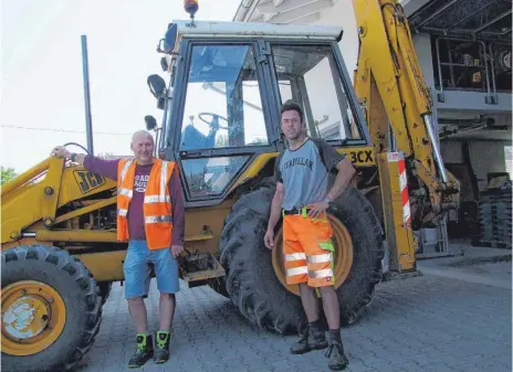  ?? FOTO: FRANK CZILWA ?? Valerie Wirt ( links) und Benjamin Krohn vor ihrem Stolz, dem JCB 3CX Baggerlade­r.