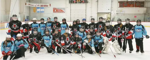  ??  ?? Deux équipes dans la catégorie U-14, les Red Devils de Riverview (en noir) et l’Impact de Dieppe (en bleu). - Gracieuset­é