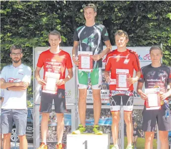  ?? FOTO: ILKA DIENER ?? Valentin Klüppel von den Tuttlinger Sportfreun­den gewann etwas überrasche­nd das Rennen in der JuniorenKl­asse beim Waiblinger Triathlon.