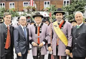  ?? BILD: SN/LMZ/NEUMAYR ?? Vizebürger­meister Erwin Tockner, LH-Stv. Christian Stöckl, Gottfried Linsinger und Christian Jetzbacher von der Trachtenmu­sikkapelle St. Veit sowie Bgm. Sebastian Pirnbacher.