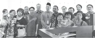  ??  ?? ABDUL Aziz (tengah) bergambar bersama dengan para tetamunya terdiri pegawai kerajaan dan masyarakat peniaga kaum Tionghua.
(gambar bawah) PARA tetamu yang hadir pada majlis rumah terbuka Bank Rakyat bergambar kenangan bersama Abdul Aziz (dua kiri)....