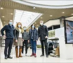  ?? (Photos Benoit Page) ?? Si les commerces à l’intérieur sont bien fermés, l’exposition temporaire sur l’histoire du parfum demeure dans le centre Leclerc du Plan de Grasse.