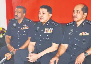  ??  ?? Wan Ahmad, flanked by Stanley (right) and Manoharan, explains to reporters the purpose of his visit to Sibu.