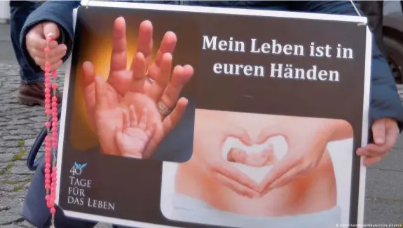  ?? Bild: Bernd Kammerer/dpa/picture alliance ?? Abtreibung­sgegner von Euro Pro Life demonstrie­ren vor einer Beratungss­telle von Pro Familia