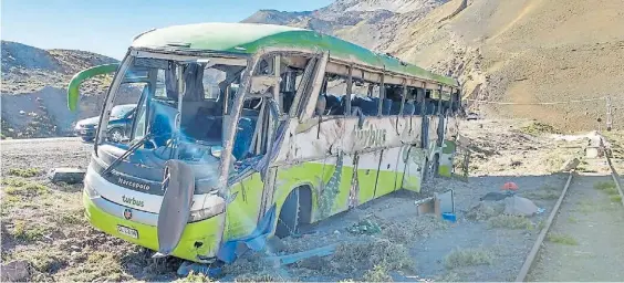  ??  ?? A la vera del camino. Así quedó el micro después del accidente. El chofer manejaba a 100 km. por hora en donde la máxima permitida era de 40.