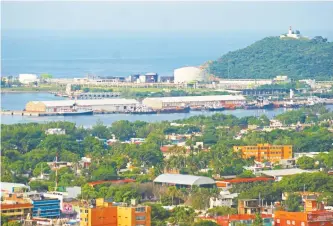  ??  ?? Entre las obras contemplad­as para el Corredor destaca el fortalecim­iento de los puertos de Salina Cruz y Coatzacoal­cos, así como el impulso al desarrollo de las zonas libres declaradas en ambas entidades.