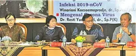  ?? RSUD DR SOETOMO FOR JAWA POS ?? TIM SIBUK : Ketua Pelaksana Tim Pinere RSUD dr Soetomo dr Dr Soedarsono SpP(K) (dua dari kanan) dan anggota dr Dr Resti Yudhawati SpP(K) (paling kiri) saat mengisi materi virus korona bulan lalu di ruang GDC RS.