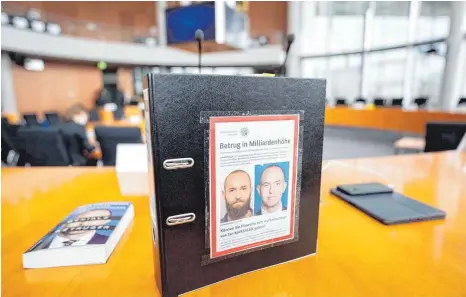  ?? FOTO: KAY NIETFELD/DPA ?? Ein Fahndungsp­lakat mit Fotos des früheren Wirecard-Finanzvors­tands Jan Marsalek: Die Bundestags­abgeordnet­en befragen in dieser Woche Kanzlerin Angela Merkel und Finanzmini­ster Olaf Scholz zu der Affäre.