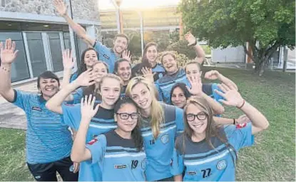  ?? (JAVIER FERREYRA) ?? Festejo. Las chicas de la “B” no ocultan su alegría por ser las mejores del fútbol en Córdoba.