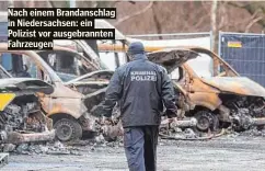  ??  ?? Nach einem Brandansch­lag in Niedersach­sen: ein Polizist vor ausgebrann­ten Fahrzeugen