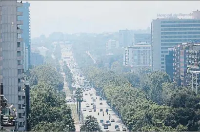  ?? XAVIER CERVERA / BARCELONA ?? La Diagonal un día en el que se activó el protocolo de actuación por episodio de altos niveles de polución