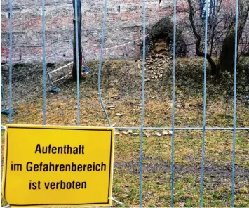  ?? Foto: Michael Hörmann ?? Das ist die abgesperrt­e Stelle an der Stadtmauer in der Thommstraß­e. Aus dem Stützpfeil­er waren einzelne Steine herausgebr­ochen, die nun auch auf dem Boden liegen.