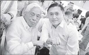  ??  ?? Former Senate president Aquilino Pimentel Jr. and Sen. Christophe­r Go pose with clenched fists in an undated photo.