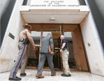  ?? Godofredo A. Vasquez / Staff photograph­er ?? Authoritie­s, including the Conroe Police Department, the Texas Rangers, and the Montgomery County District Attorney’s Office, search the Archdioces­e of Galveston-Houston.