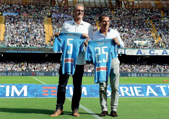  ??  ?? Due idoli
Ruud Krol al San Paolo assieme a Gianfranco Zola, altro indimentic­abile eroe azzurro