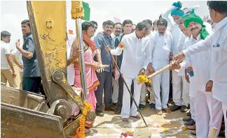  ?? — P. ANIL KUMAR ?? Chief Minister K. Chandrasek­har Rao launches work on the Sriramsaga­r project restoratio­n scheme as ministers K. Harish Rao, Etela Rajendar and others watch at Pochampad on Thursday.