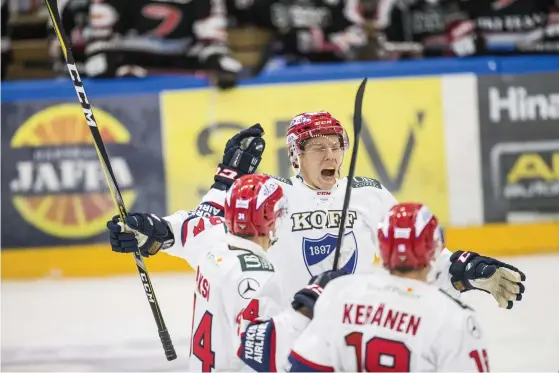  ?? FOTO: HANNU RAINAMO ?? IFK-spelarna fick jubla i Jyväskylä då laget tog en 4–3-seger efter förlängnin­g